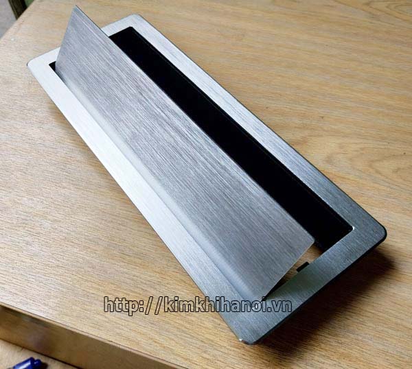 Nắp hộp điện âm bàn làm việc TBE106