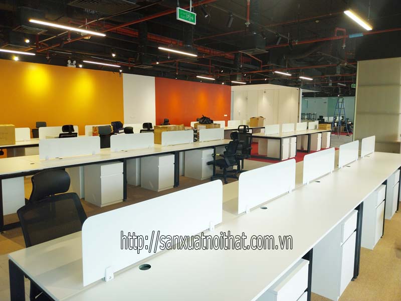 Vách ngăn bàn làm việc văn phòng bằng kính VNK2-1