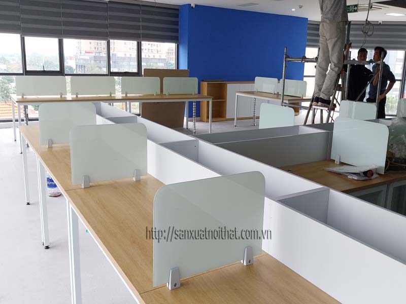 Vách ngăn bàn làm việc bằng kính VNK2